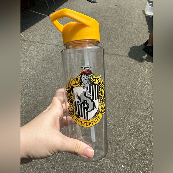 Harry Potter • Hufflepuff Water Bottle - Picture 3 of 4